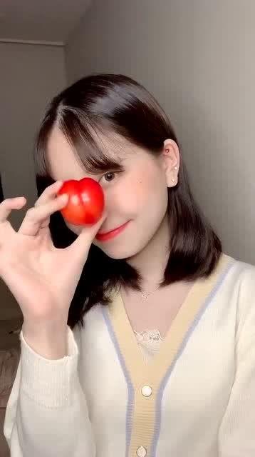 网红小姐姐吃八月瓜是真的吗,揭秘网红小姐姐吃八月瓜的真实性